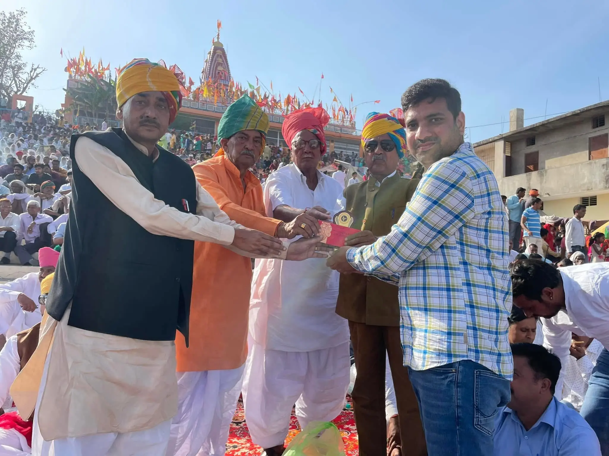 Gaurav Singh Tanwar receiving a memento at a large public gathering